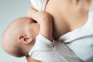 PSO: kūdikių žindymas mažina vaikų nutukimo riziką