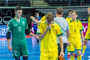 Salės futbolo čempionate lietuviams pirmasis blynas prisvilo, bet suteikė patirties