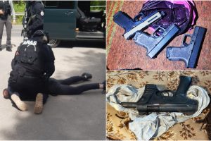 „Aro“ pareigūnai ant asfalto išguldė tris vyrus: viskas dėl rasto didelio kiekio ginklų