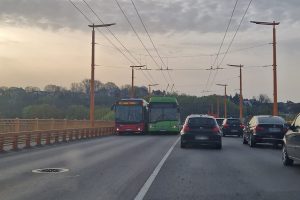 Nekasdienis vaizdelis: ant tilto neišsiteko autobusas ir troleibusas