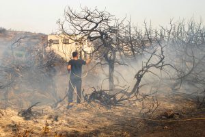 Dėl gaisrų niokojamos Rodo salos – įspėjimas lietuviams: įvertinkite būtinybę ten keliauti