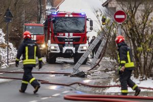 Kauno rajone supleškėjo namas: pavyko išgelbėti penkis šalia esančius statinius 