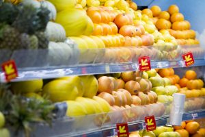 Kyla vaisių ir daržovių kainos: planuoti išlaidas taps vis sunkiau
