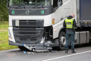 Kelyje „Via Baltica“ – vilkiko ir „Škodos“ avarija: sužaloti du Estijos piliečiai