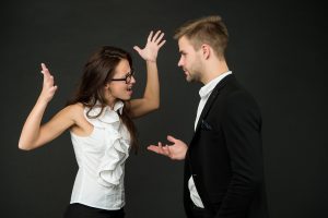 Kai ranką prieš vyrą pakelia moteris: randai nuo šakutės, apdraskytas veidas, sumenkinta savivertė
