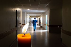 Po žinios apie slaugytojos savižudybę – pasakojimai apie mobingą ir priekabiavimą