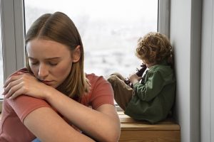 Išsiskyrusios motinos skundas: traumuojami vaikai ir institucinis smurtas