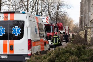 Vieną Kauno butą šturmavo ugniagesiai ir policija, tačiau reikėjo tik medikų pagalbos