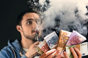 FNTT krėtė el. cigarečių prekeivius: kauniečio namuose aptiktas beveik milijonas eurų