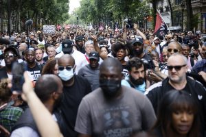 Prancūzijoje demonstrantai nepaiso draudimų – toliau rengia protestus prieš policijos smurtą