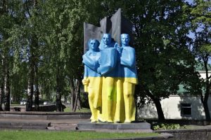 Ukmergės politikai pritarė sovietų kario skulptūros iškėlimui, bet „Vėliavnešiai“ liks