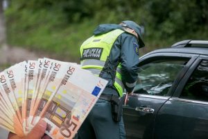 Pričiuptas girtas vairuotojas nuodėmes bandė išsipirkti 500 eurų kyšiu