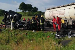 Šilalės rajone – kraupi avarija: prieš eismą lėkęs BMW rėžėsi į sunkvežimį, vairuotojas žuvo