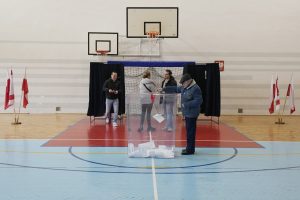 Lenkai renka šimtų miestų merus antrame vietos rinkimų ture