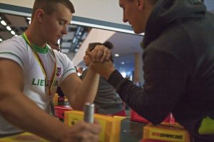 Vilniuje prasideda pasaulio rankų lenkimo čempionatas