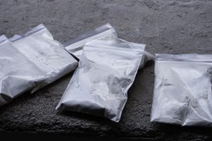 Šalčininkų rajone pas vyrą rasti dvylika maišelių su galimai narkotikais