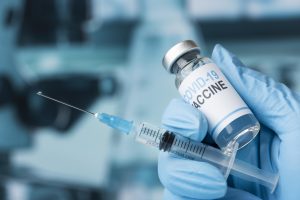 Ispanija siūlys ketvirtąją vakcinos nuo COVID-19 dozę visiems gyventojams