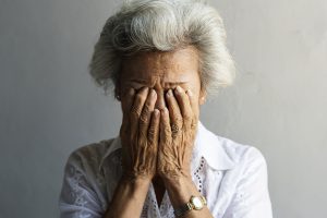Naujojoje Akmenėje sumušta 75 metų moteris