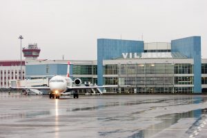 Dėl prastų oro sąlygų Kaune ir Vilniuje negalėjo laiku nusileisti orlaiviai