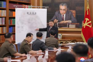 Kim Jong Unas ragina ruoštis karui