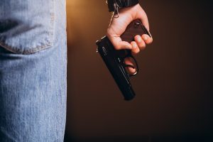 Vilniuje suimtas revolveriu grasinęs ir automobilį pagrobęs vyras