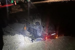 Romainių gatvėje „Ford Ranger“ įkrito į upelį, vairuotojas – ligoninėje
