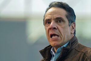 Niujorko gubernatorius: neatsistatydinsiu dėl mestų kaltinimų seksualiniu priekabiavimu