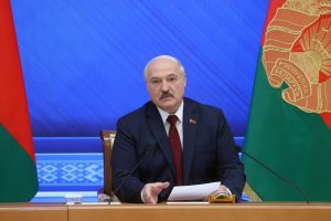 Vis garsiau skamba raginimai išduoti TBT arešto orderį A. Lukašenkai dėl Ukrainos vaikų
