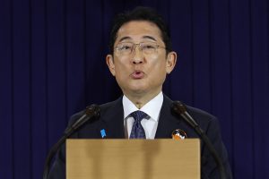 Japonijos premjeras paskirs naujus užsienio reikalų ir gynybos ministrus