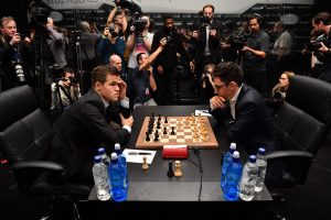 F. Caruana nepasinaudojo pranašumu ir taikiai baigė dar vieną partiją su M. Carlsenu