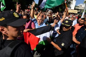 Po atakos prieš Gazos Ruožo ligoninę žmonės protestuoja prie Prancūzijos ambasados Tunise