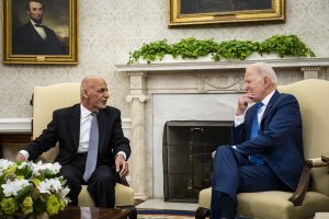 J. Bidenas susitiko su Afganistano prezidentu