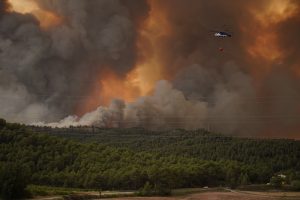 Ispanijos link artėjant karščio bangai, ugniagesiai kovoja su gamtiniais gaisrais