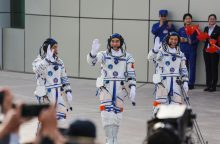 Į Žemę po šešių Kinijos kosminėje stotyje praleistų mėnesių grįžo trys taikonautai