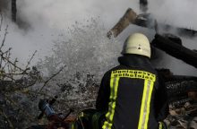 Ukmergės rajone atvira liepsna degė namas: gesindamas gaisrą apdegė vyras