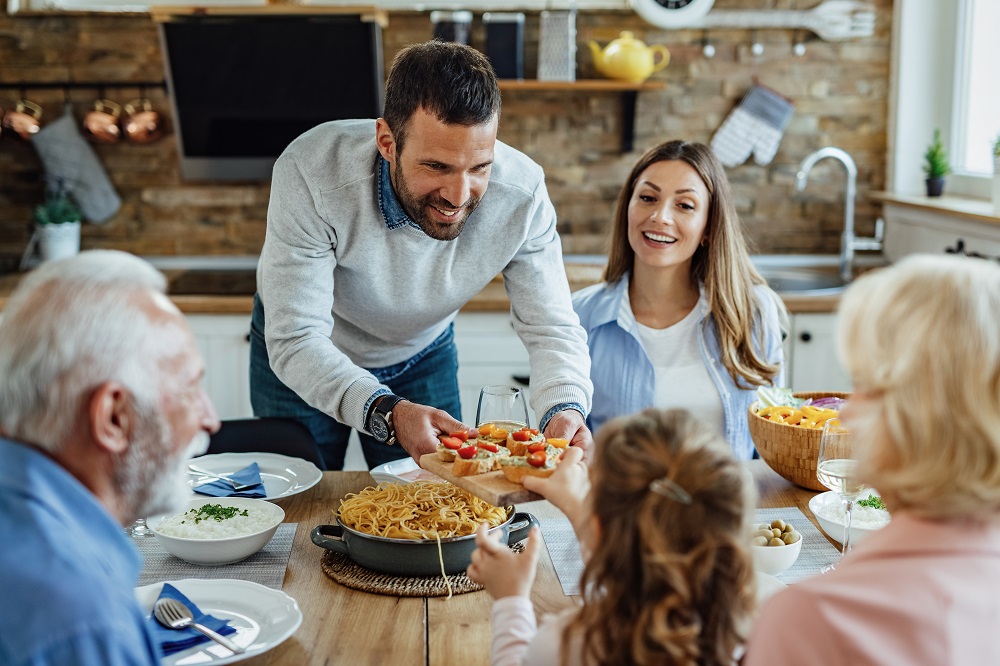 Una frugale cena in famiglia a base di carne avanzata