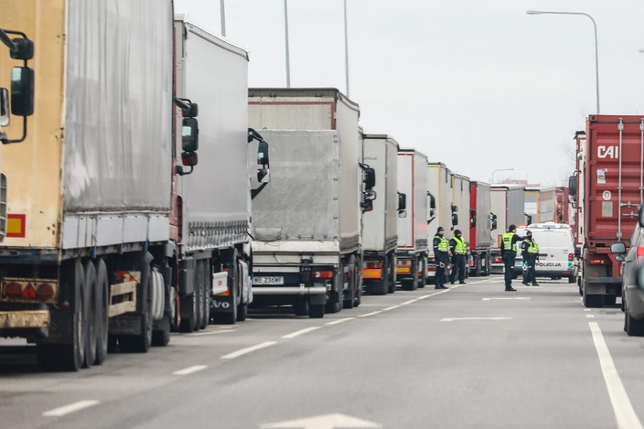 Un record storico: dall’inizio delle sanzioni, la dogana non ha permesso a più di 3.000 persone di varcare il confine.  trattori