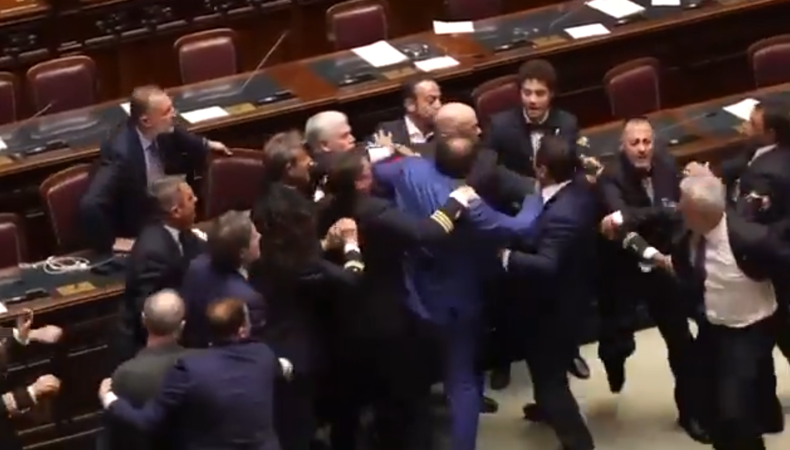 Dopo una rissa al Parlamento italiano, un deputato è stato portato via su una sedia a rotelle