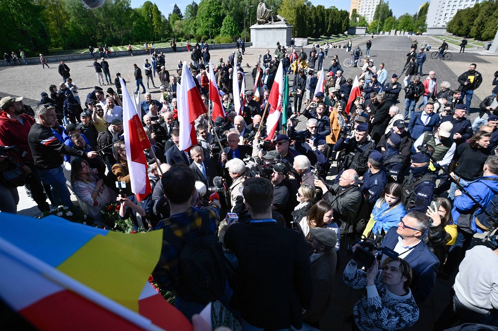 W Warszawie aktywiści zablokowali ambasadorowi Rosji złożenie kwiatów przed pomnikiem żołnierzy radzieckich