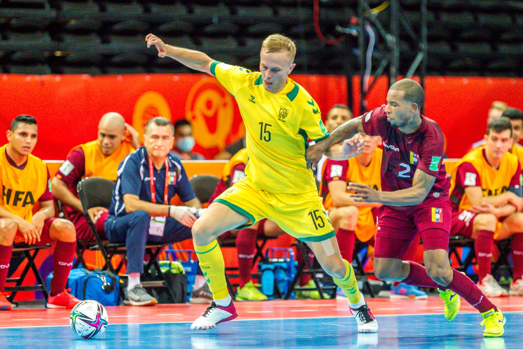 Kamp av fotballspillerne fra Hall til Jonava Diena.lt