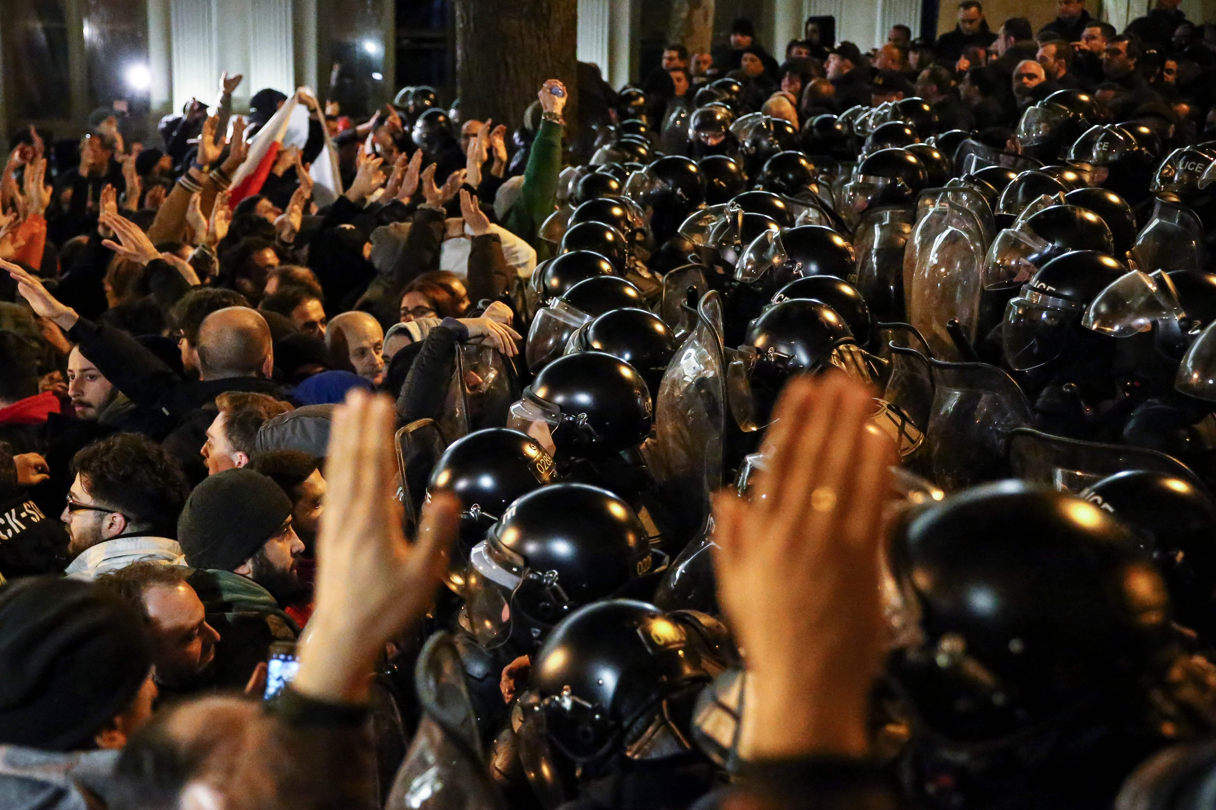 Sakartvele – manifestazioni e scontri: la gente si è ribellata alla “legge russa”