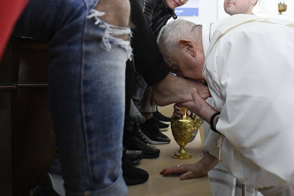 Il giovedì santo il papa ha lavato i piedi a dodici detenuti minorenni