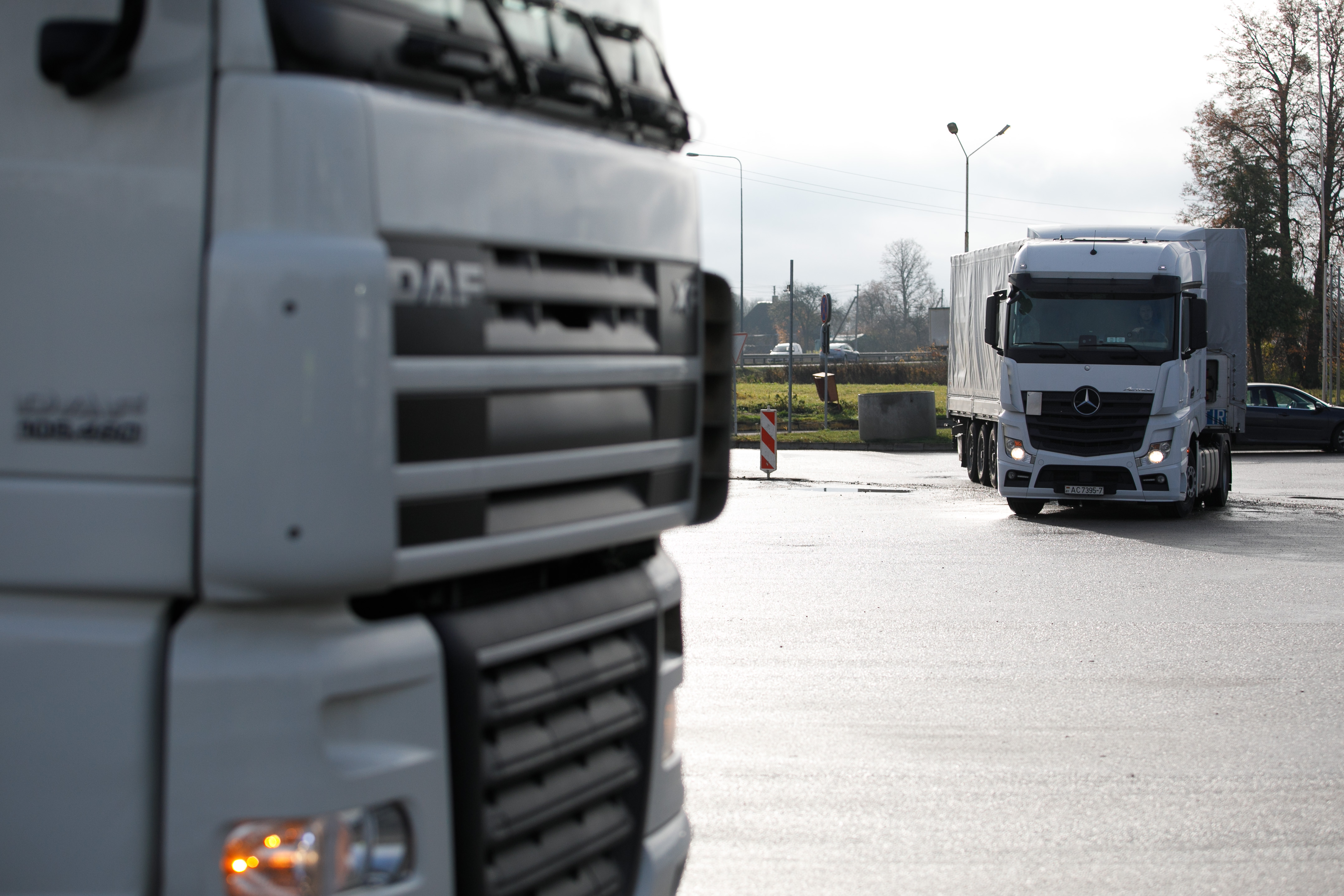 Regjeringen har forbudt transport av enkelte varer med to formål gjennom Litauen