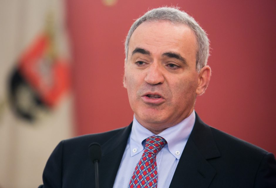 G. Kasparov chiede all’Ue di accogliere i russi che condannano il regime del Cremlino, ma non i turisti