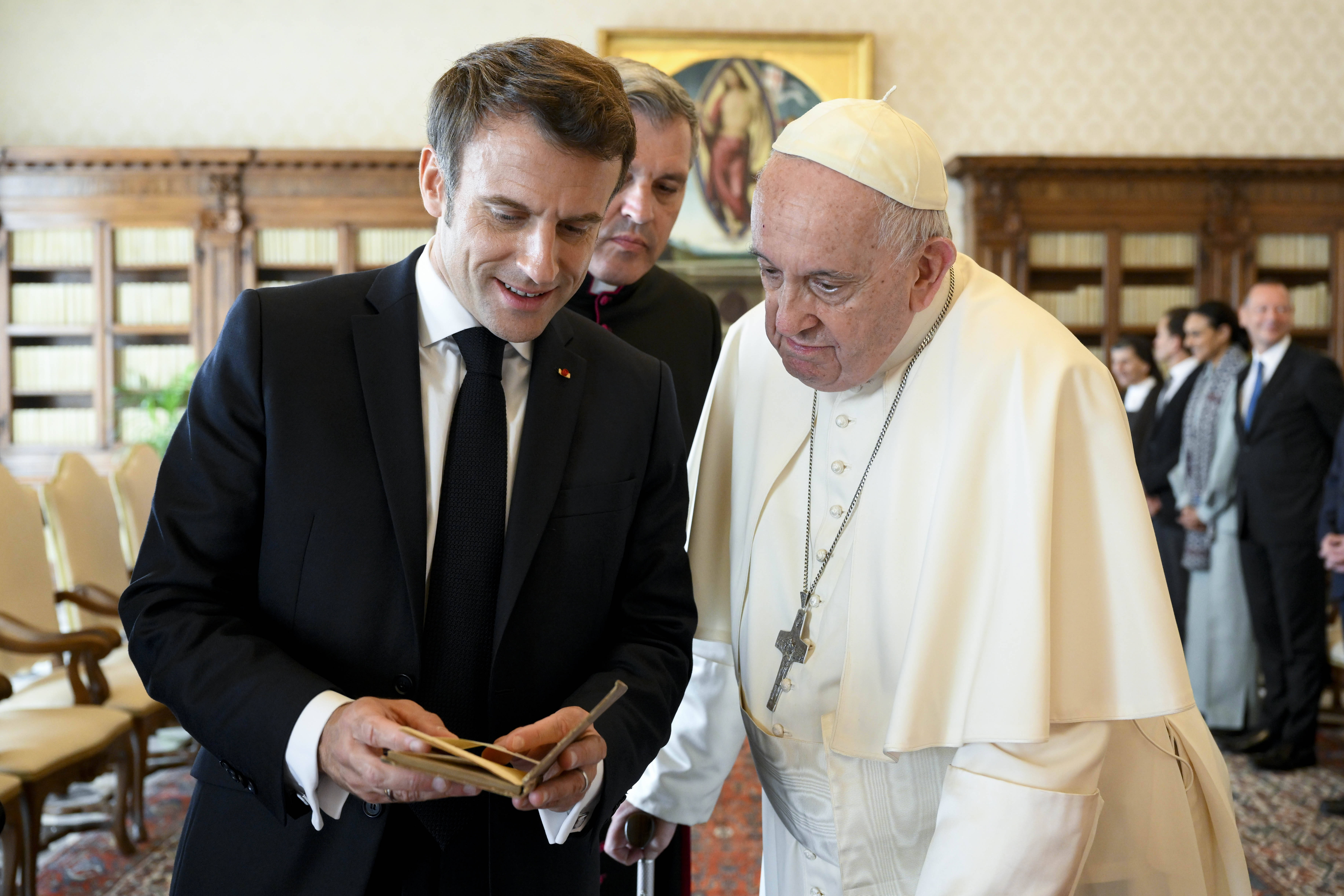 Il Papa ed E. Macron hanno discusso in Vaticano della guerra in Ucraina