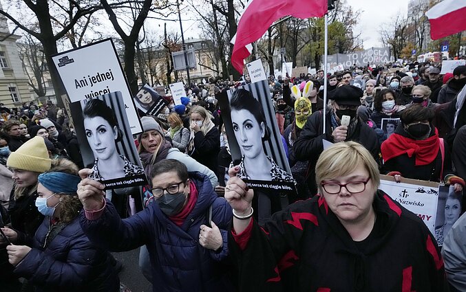 Polacy wyładowują swoją złość na rządzącym przywódcy z powodu jego polityki, wyobrażeń o kobietach