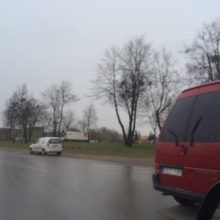 Kaune girta vairuotoja įvažiavo į autobusą