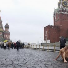 Maskvoje protestuotojas prisikalė sėklides prie Raudonosios aikštės grindinio