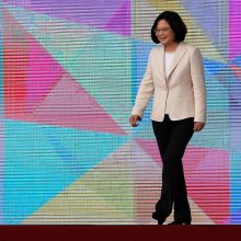 Taivane prisaikdinta pirmoji prezidentė moteris, salai gręžiantis nuo Kinijos