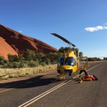 Australijoje išgelbėti garsiosios Uluru uolos plyšyje įstrigę trys vyrai